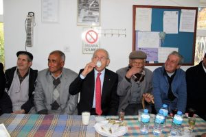 Kılı&ccedil;daroğlu, k&ouml;yde g&ouml;zleme yiyip ayran i&ccedil;ti