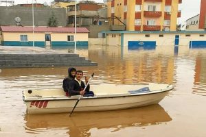 G&ouml;le d&ouml;nen yolda kayıkla gezinti