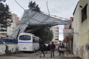 Fırtına 120 metrekarelik &ccedil;atıyı u&ccedil;urdu