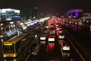 İstanbul'da kar trafiği fel&ccedil; etti