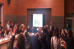 Komisyonda slayt ve konuşma s&uuml;releri tartışması