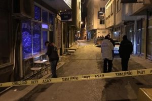 Alkoll&uuml; mekan işletmeci kardeşlere pompalı saldırı: 1 &ouml;l&uuml;, 1 yaralı