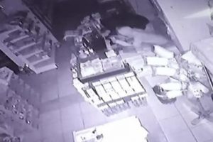 Hırsızların &ccedil;iğ k&ouml;fte partili soygunu kamerada