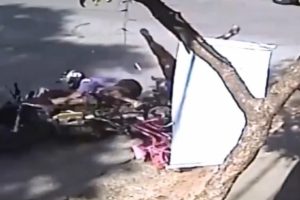 Motosiklet anne ve kızına b&ouml;yle &ccedil;arptı