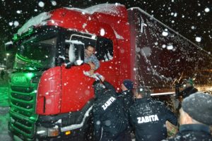 Bursa İneg&ouml;l'de karda mahsur kalanlara kumanya dağıtıldı
