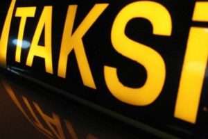 Taksici dehşeti: Servis şof&ouml;r&uuml;n&uuml; 5 yerinden bı&ccedil;akladı