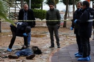 Parkta yanmış erkek cesedi bulundu