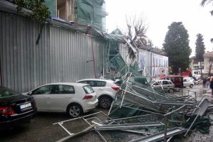 İstanbul'da fırtına inşaat iskelesini u&ccedil;urdu