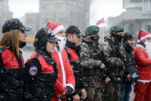 Taksim'de g&uuml;venliği 'Noel Baba'lar sağlayacak