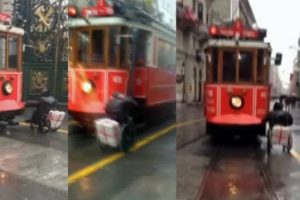 Engelli vatandaş İstiklal'de b&ouml;yle ilerledi