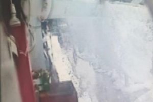 Kar k&uuml;tlesinin altında kalmaktan saniyelerle kurtuldu