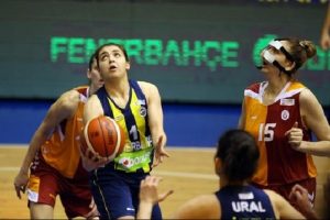 Yılın son derbisini Fenerbah&ccedil;e kazandı