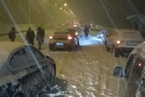 Bursa'da kar yağışı sebebiyle Mudanya yolu kapandı