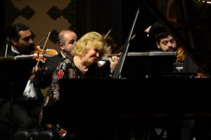 Piyanist G&uuml;lsin Onay Mersinlileri b&uuml;y&uuml;ledi