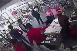 İş yeri sahibini darp ettiler: İşte o anlar