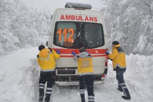 Bursa'da dağ k&ouml;y&uuml;nde hastalanan bebek ve imam i&ccedil;in seferberlik