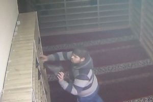 Bursa'da ayakkabıları &ouml;nce kokladı sonra &ccedil;aldı