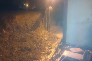 İstanbul'da yağışa dayanamayan duvar &ccedil;&ouml;kt&uuml;
