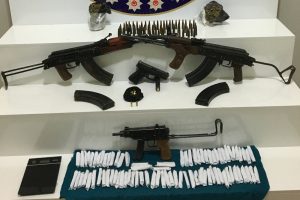 Uyuşturucu bulunan evin bah&ccedil;esi cephaneliği aratmadı