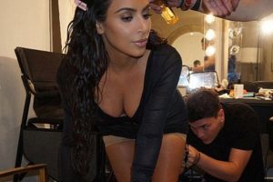 Kim Kardashian poposuna makyaj yaptırdı