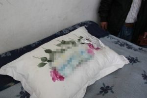 Yardım i&ccedil;in verilen yastıktan para &ccedil;ıktı