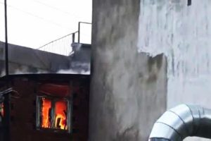 Bursa'da &ccedil;atı katında korkutan yangın