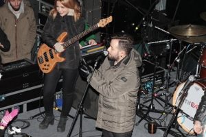 Elleri &uuml;ş&uuml;d&uuml;, hayranının eldivenini taktı