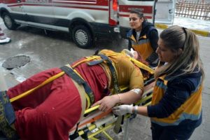 İkinci katın balkonundan atlayıp intihara kalkışan kadın yaralandı