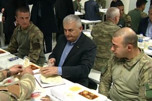 Başbakan Yıldırım askerlerle yemek yedi