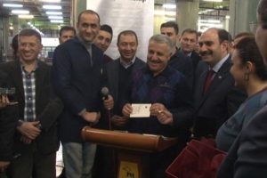 Bakan Arslan sınırdaki bir askere tebrik kartı g&ouml;nderdi