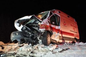 Ambulans, kar temizlerken arızalanan iş makinesine &ccedil;arptı: 2 yaralı