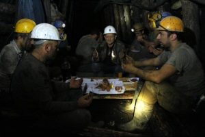 Madenciler, yılbaşını yerin metrelerce altında kutladı