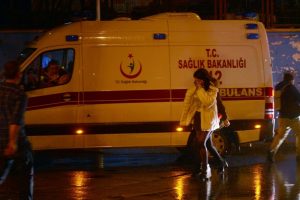 İstanbul polisi denizden de gece kul&uuml;b&uuml;n&uuml;n etrafını sardı