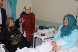 Bursa'da yeni yılın ilk bebeklerine milletvekili s&uuml;rprizi