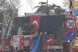 Gece kul&uuml;b&uuml;ne T&uuml;rk bayrağı asıldı