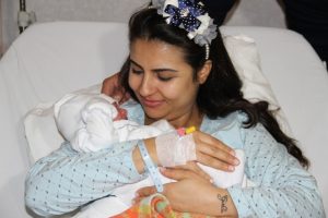 İzmir'de yeni yılın ilk bebeği Ozan Ali oldu