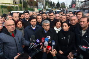Reina &ouml;n&uuml;nde CHP heyeti ve polis arasında gerginlik