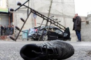 Otomobilin &ccedil;aptığı &ccedil;ocuk &ouml;ld&uuml;, elektrik direği devrildi