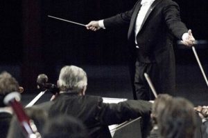 'Noel Baba yoktur' diyen orkestra şefi kovuldu