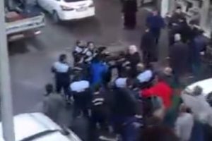 Seyyar satıcı ile zabıtanın kavgası kamerada