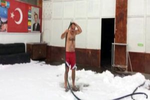 Eksi 10 dereceye aldırış etmeden yarı &ccedil;ıplak yıkandı
