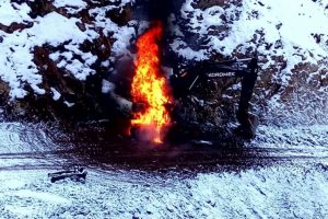 Hakkari'de iş makinesi ateşe verildi