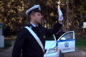 Yunan polisi de Mannequian Challenge &ccedil;ılgınlığına katıldı