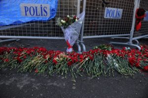 Ter&ouml;r saldırısında hayatını kaybedenler karanfillerle anıldı