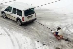 Afyonkarahisar'da ara&ccedil; ve kızakla tehlikeli oyun