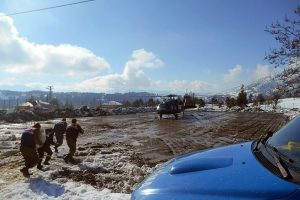 Karda mahsur kalan k&ouml;yl&uuml;ler helikopterle kurtarıldı