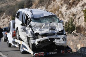 İzmir'de feci kaza: 2 &ouml;l&uuml;