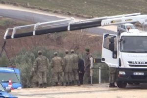 Askeri ara&ccedil; şarampole yuvarlandı: 2 asker yaralı
