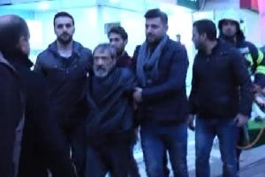 Anne ve babasını silahla rehin aldı