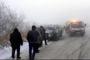 Buzlu yolda iki ara&ccedil; &ccedil;arpıştı: 3 yaralı